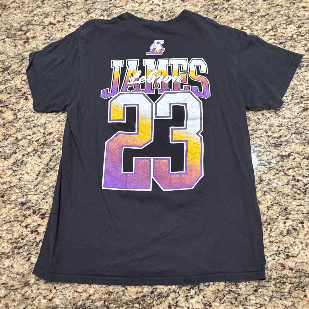 NBA Los Angeles Lakers LeBron James 23 T-Shirt Mens Large‎ Black Graphic Tee